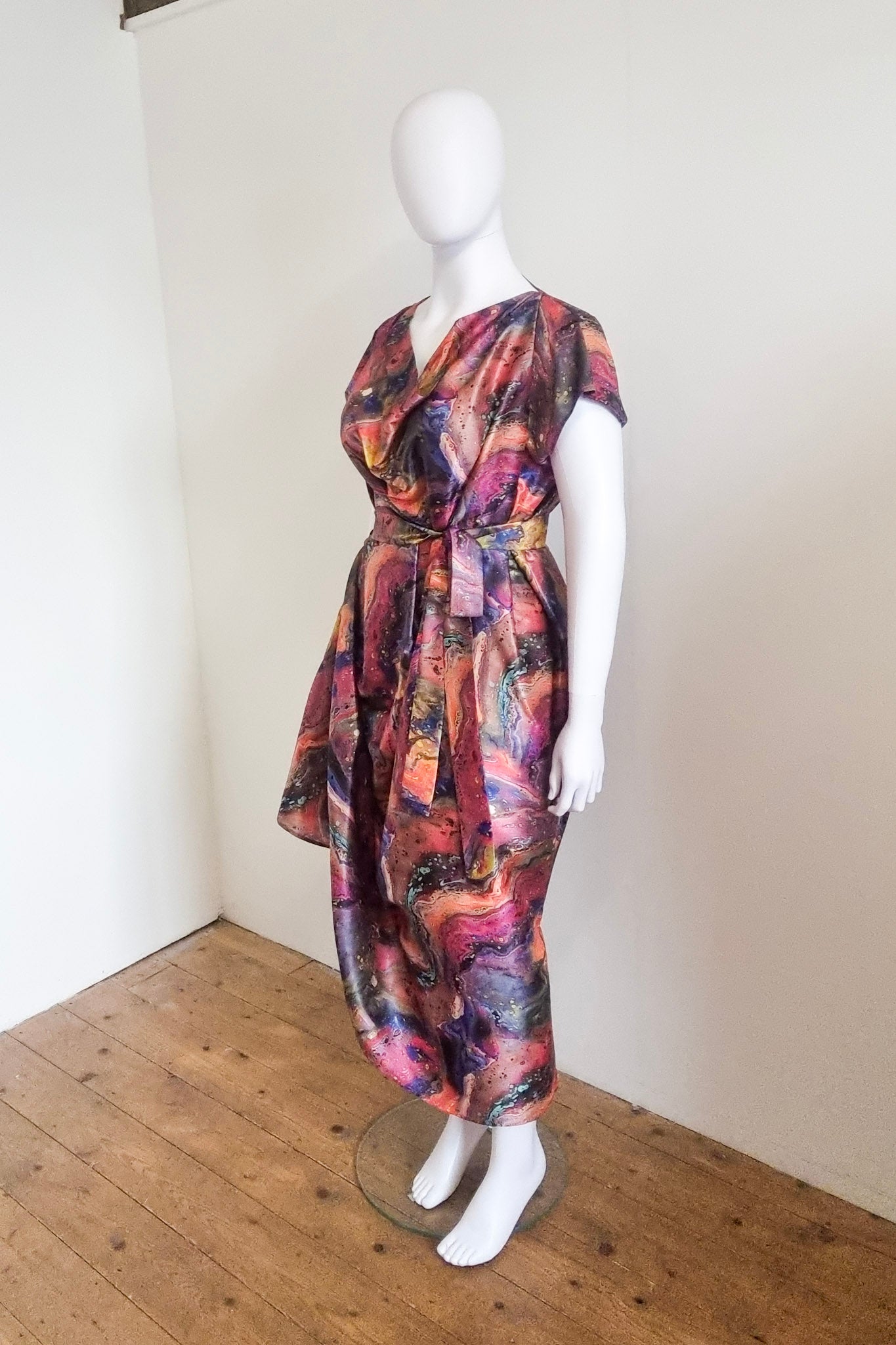 Our mannequin Lavinia wears the M-L Zubi dress, front side view. 