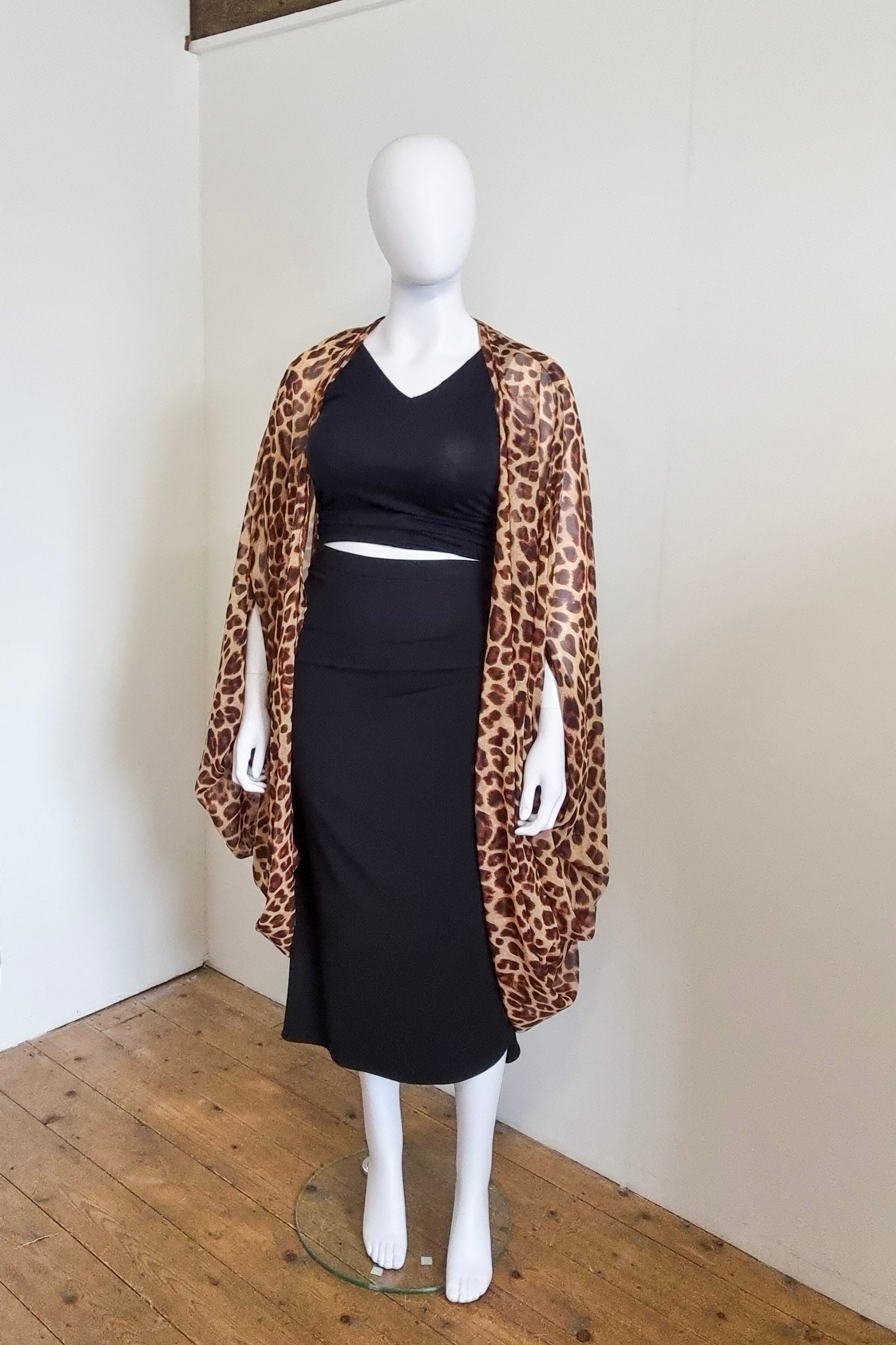 Our mannequin Lavinia is wearing a black Mitsu skirt and cropped T, with a Zubi kimono. Front view.