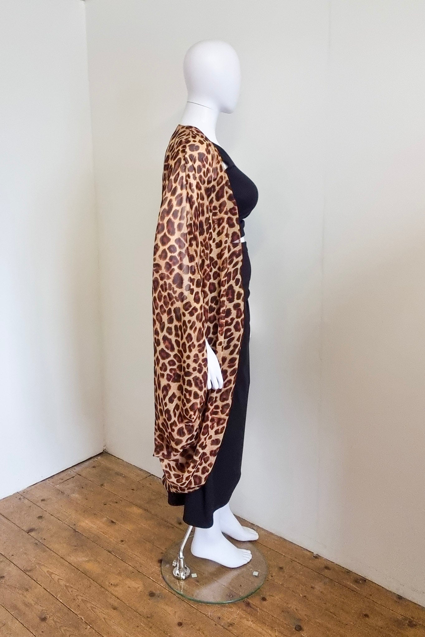 Our mannequin Lavinia is wearing a black Mitsu skirt and cropped T, with a Zubi kimono. Side view.