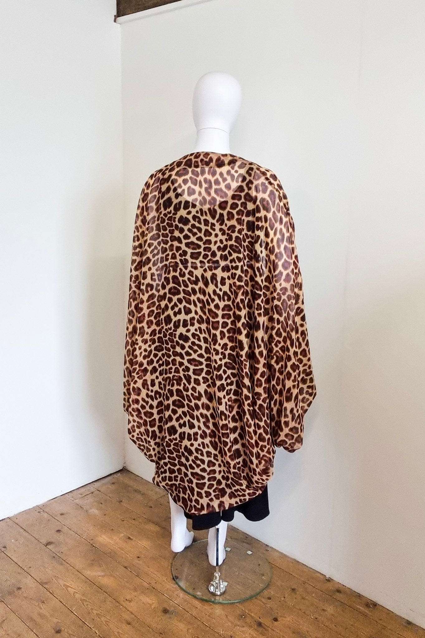 Our mannequin Lavinia is wearing a black Mitsu skirt and cropped T, with a Zubi kimono. Back view.