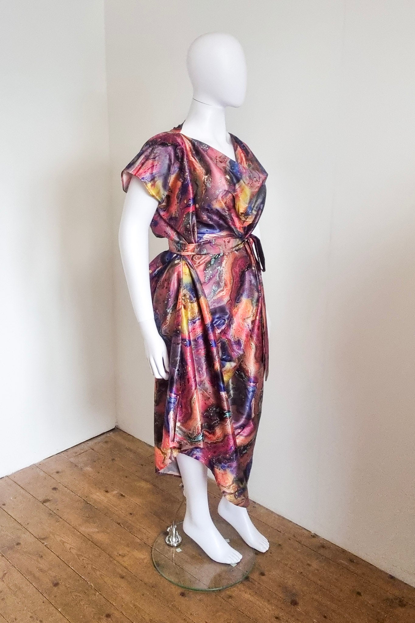 Our mannequin Lavinia wears the M-L Zubi dress, side front view. 