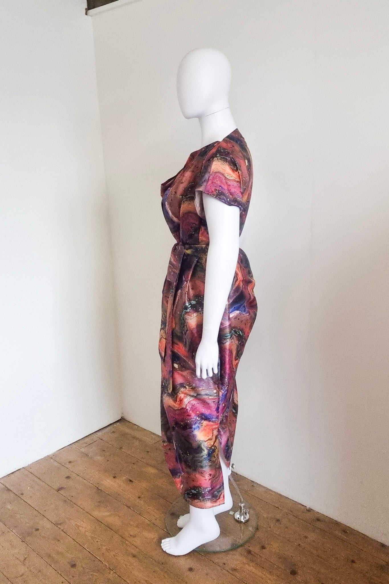 Our mannequin Lavinia wears the M-L Zubi dress, side view. 